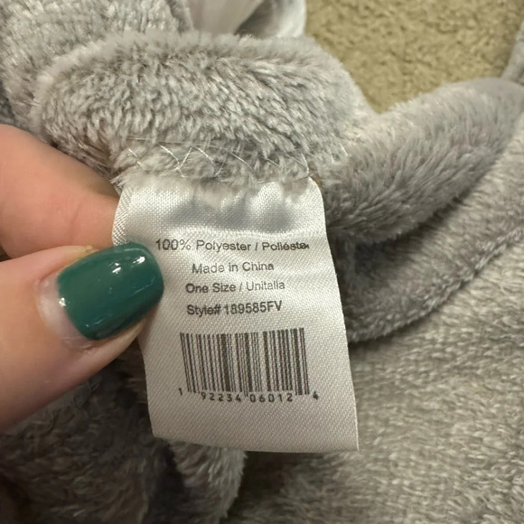 Grey fuzzy blanket - Picture 3 of 3